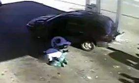 فرار ناکام سارق یک خودرو از پمپ بنزین + فیلم