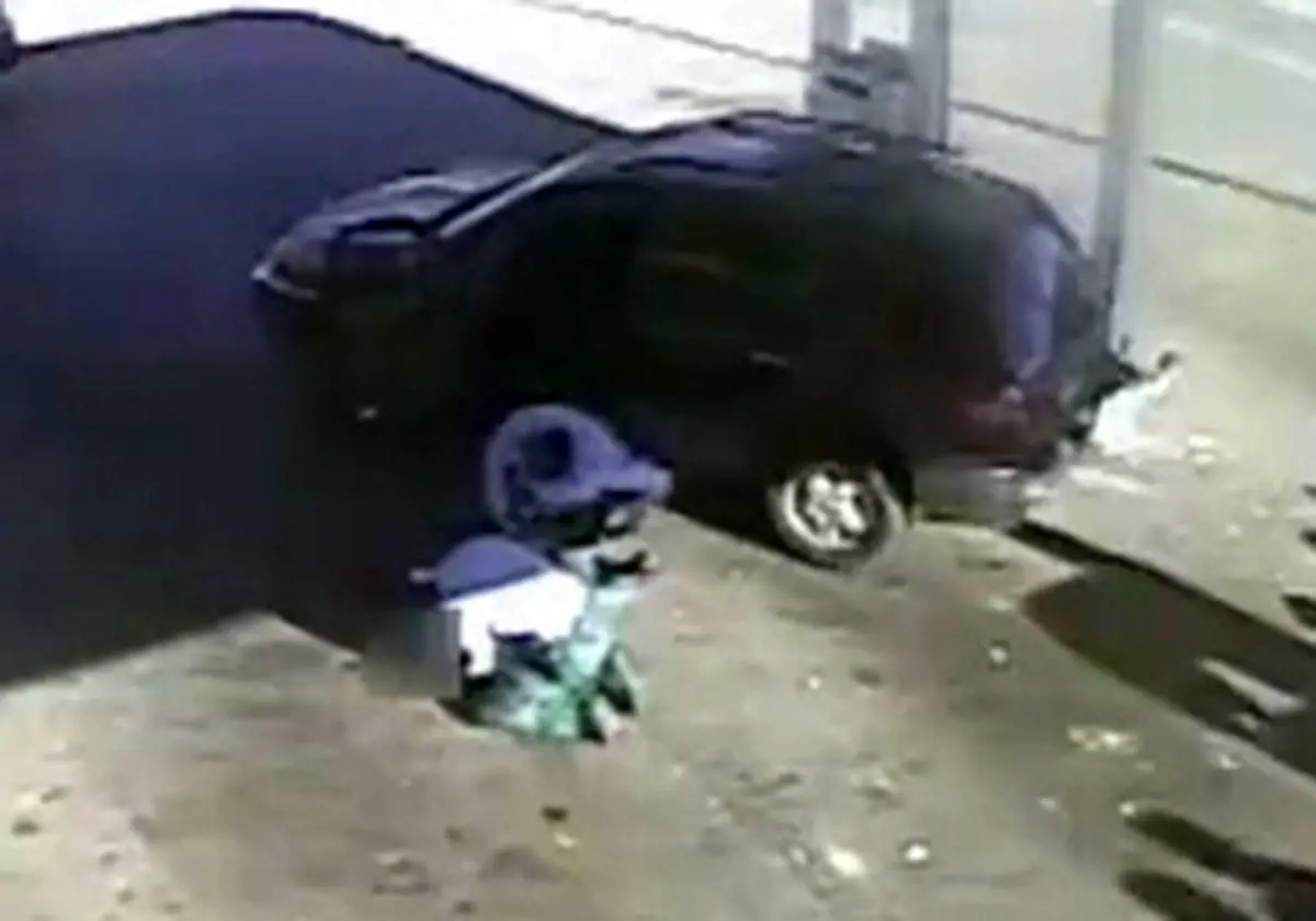 فرار ناکام سارق یک خودرو از پمپ بنزین + فیلم