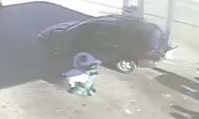 فرار ناکام سارق یک خودرو از پمپ بنزین + فیلم