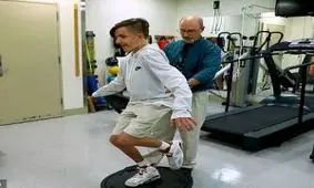 پسری با ستون فقرات شبیه علامت سوال !+ تصاویر