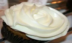 طرز تهیه کرم پنیر خامه ای بدون خامه (کریم چیز فراستینگ)