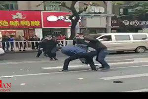حمله مرد مسلح با اتوبوس به عابران پیاده در چین
