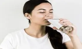 معجزه خوردن آب به صورت ناشتا + روش آب درمانی و خواص آن