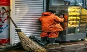 پناه بردن پاکبان به فر برقی از سرمای زمستان +عکس