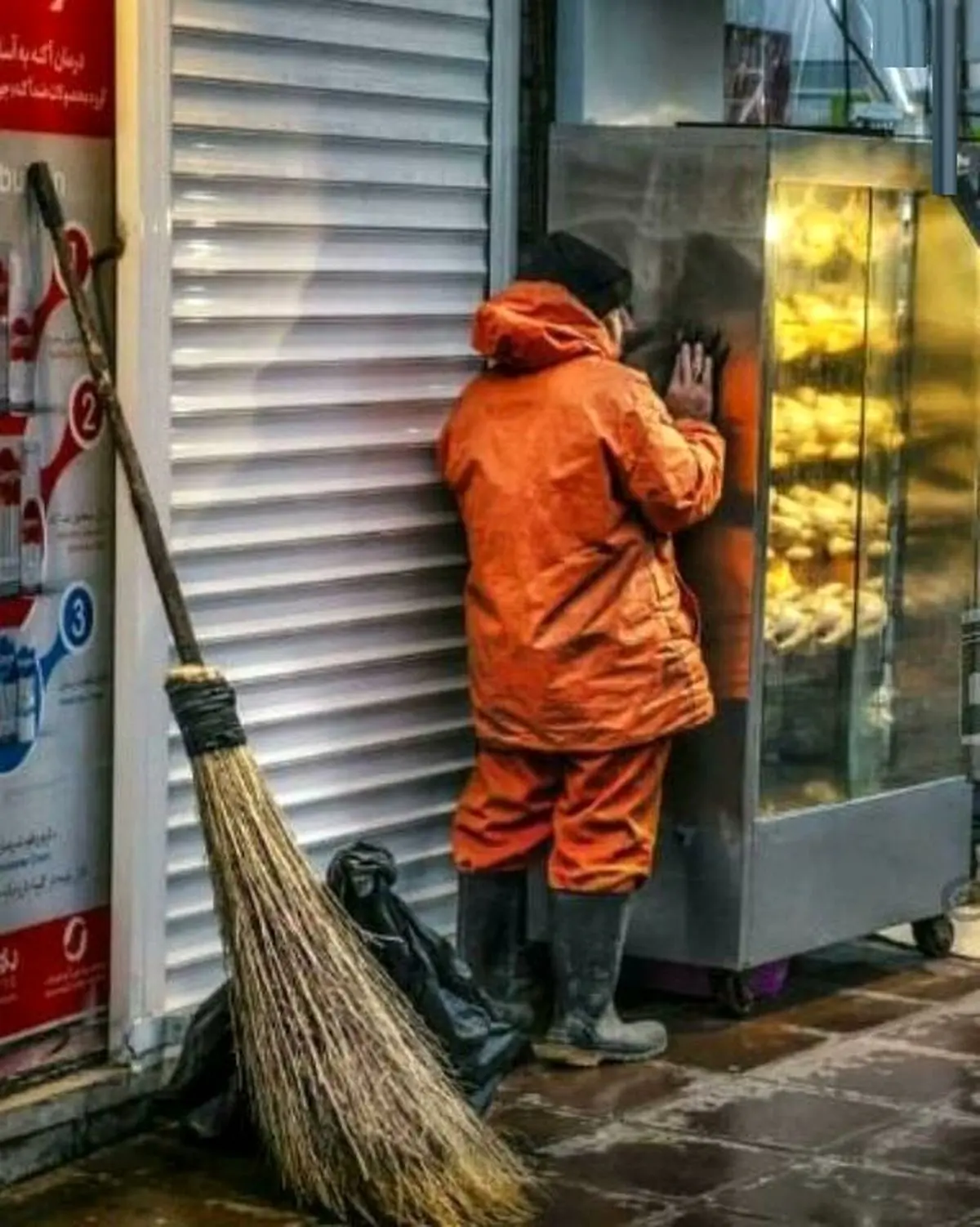 پناه بردن پاکبان به فر برقی از سرمای زمستان +عکس