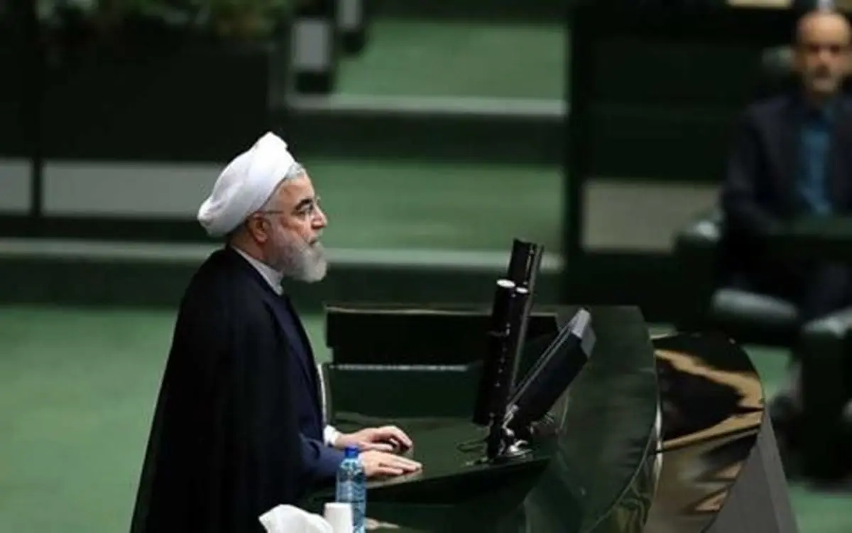 تذکر لاریجانی به برخی نمایندگان که در حین سخنرانی رئیس‌جمهور جلوی تریبون تجمع کردند/ تعدادی از نمایندگان خوزستان جلوی تریبون رییس جمهور تجمع کرده‌اند /صحبت‌های روحانی قطع شد+فیلم