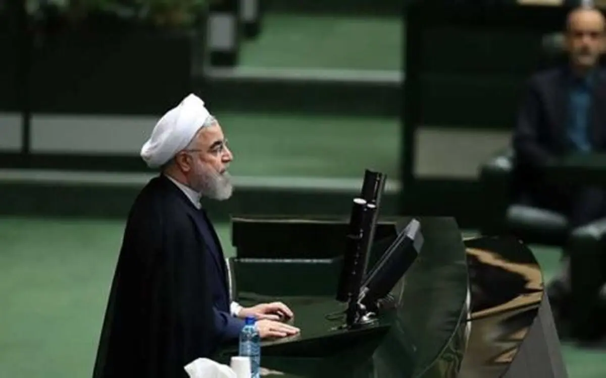 تذکر لاریجانی به برخی نمایندگان که در حین سخنرانی رئیس‌جمهور جلوی تریبون تجمع کردند/ تعدادی از نمایندگان خوزستان جلوی تریبون رییس جمهور تجمع کرده‌اند /صحبت‌های روحانی قطع شد+فیلم