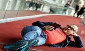 فیلم / حرکات عجیب و جالب رامبد جوان روی فرش قرمز