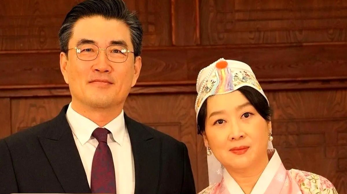 آوازخوانی سفیر کره جنوبی در باغ‌های انار قم/ ویدئو