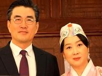 آوازخوانی سفیر کره جنوبی در باغ‌های انار قم/ ویدئو