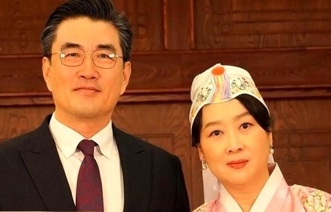 آوازخوانی سفیر کره جنوبی در باغ‌های انار قم/ ویدئو