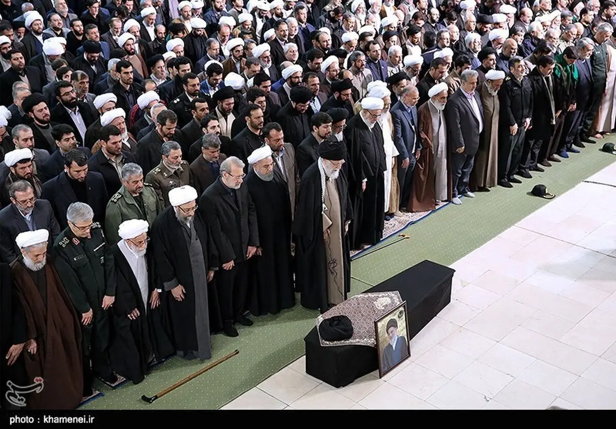 رهبر انقلاب تاکنون بر پیکر کدام شخصیت‌ها اقامه نماز کردند؟ + عکس