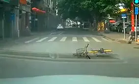 حقه بازی دوچرخه سوار چینی برای گرفتن غرامت! + فیلم