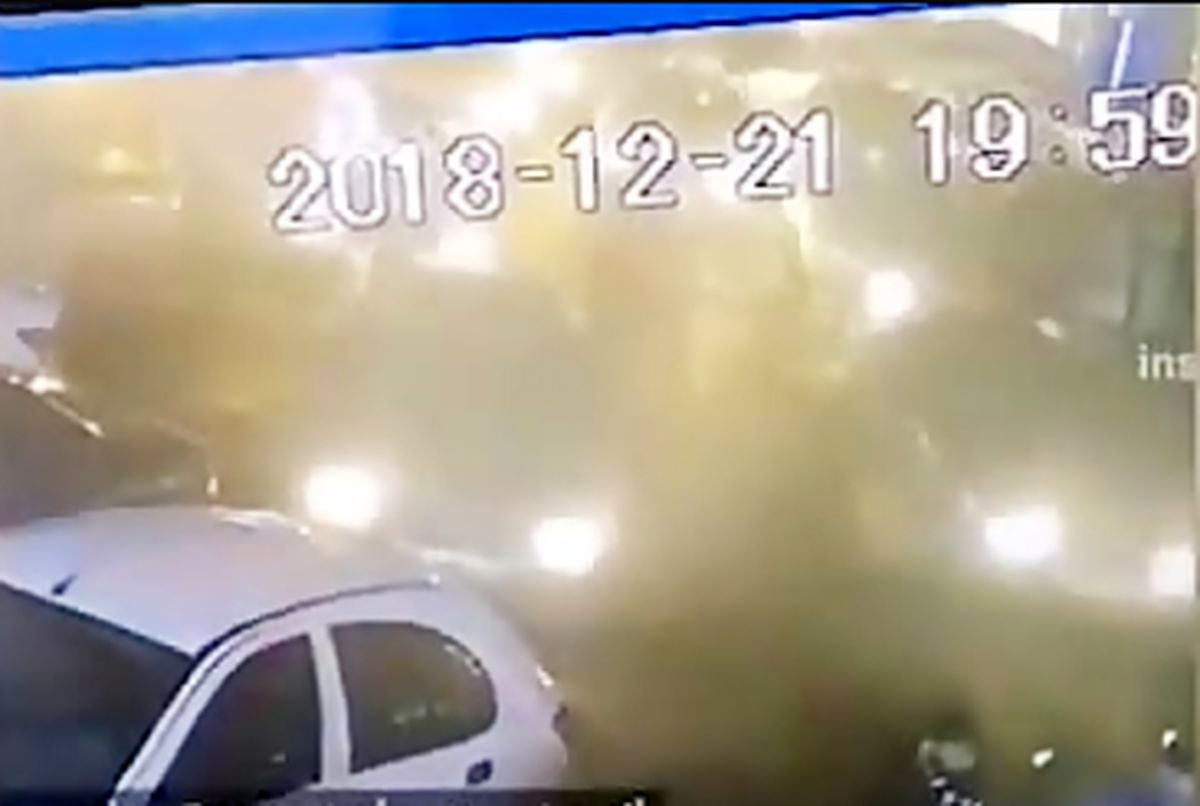 کتک زدن پلیس راهور توسط راننده متخلف +فیلم