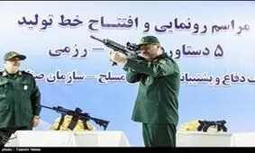 عکس | ژست وزیر دفاع در زمان نشانه گرفتن با اسلحه‌های جدید