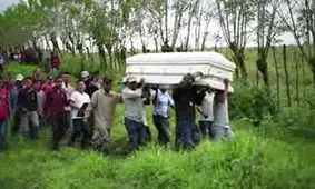 بازگرداندن جسد دختربچه گواتمالایی به کشورش پس از فوت در زندانی در آمریکا + فیلم