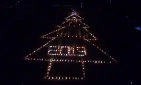 ساخت درخت کریسمس با ۴۰۰ خودرو در ازبکستان