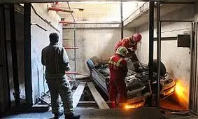 سقوط خودروی سواری از بالابر پارکینگ