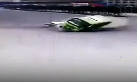 محبوس شدن مسافران پس از واژگونی مینی بوس ! + فیلم