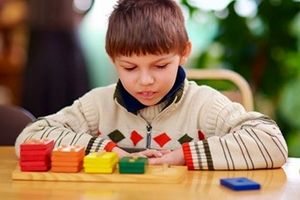 کودکان مبتلا به اوتیسم در برقراری چه ارتباطاتی مشکل دارند؟