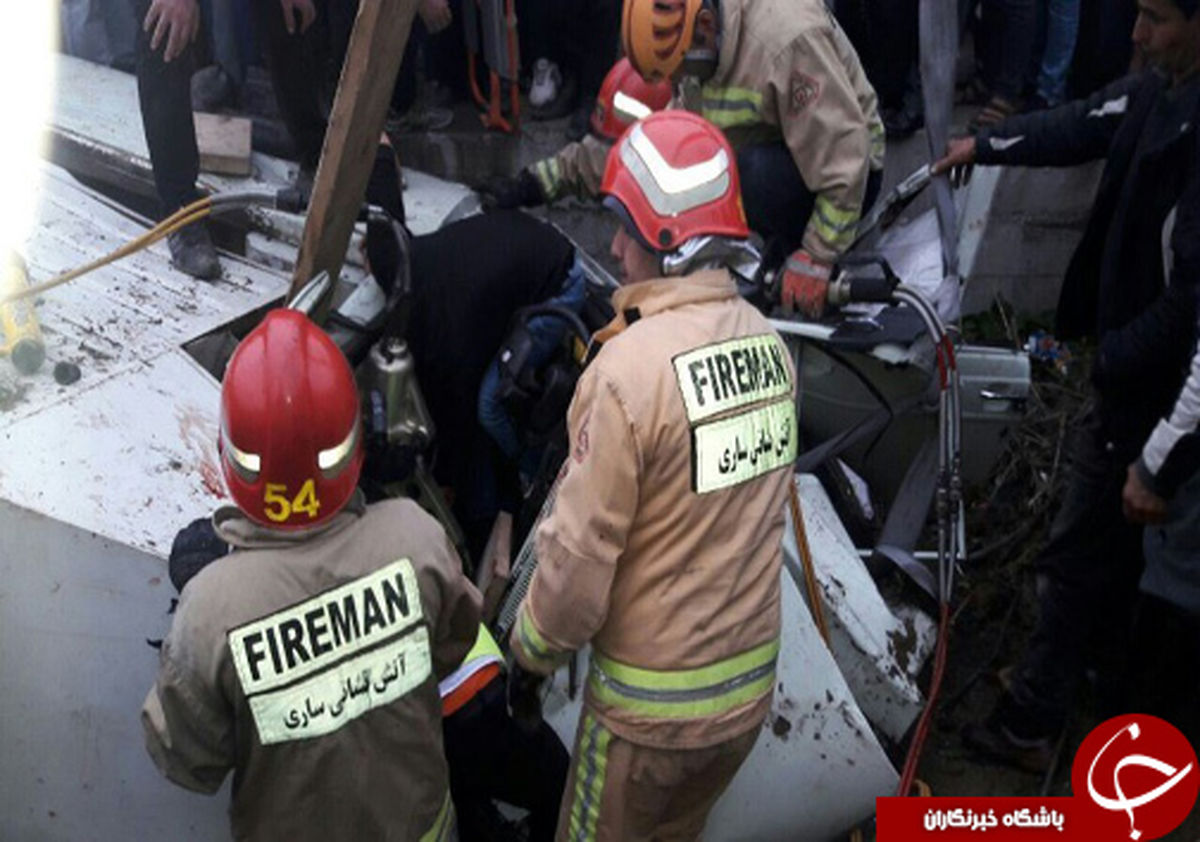 نجات راننده و سرنشین خودرو پس از سقوط در کانال + تصاویر