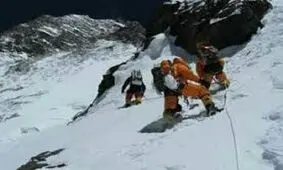 یک جوان در کوه میشو مرند گرفتار شد
