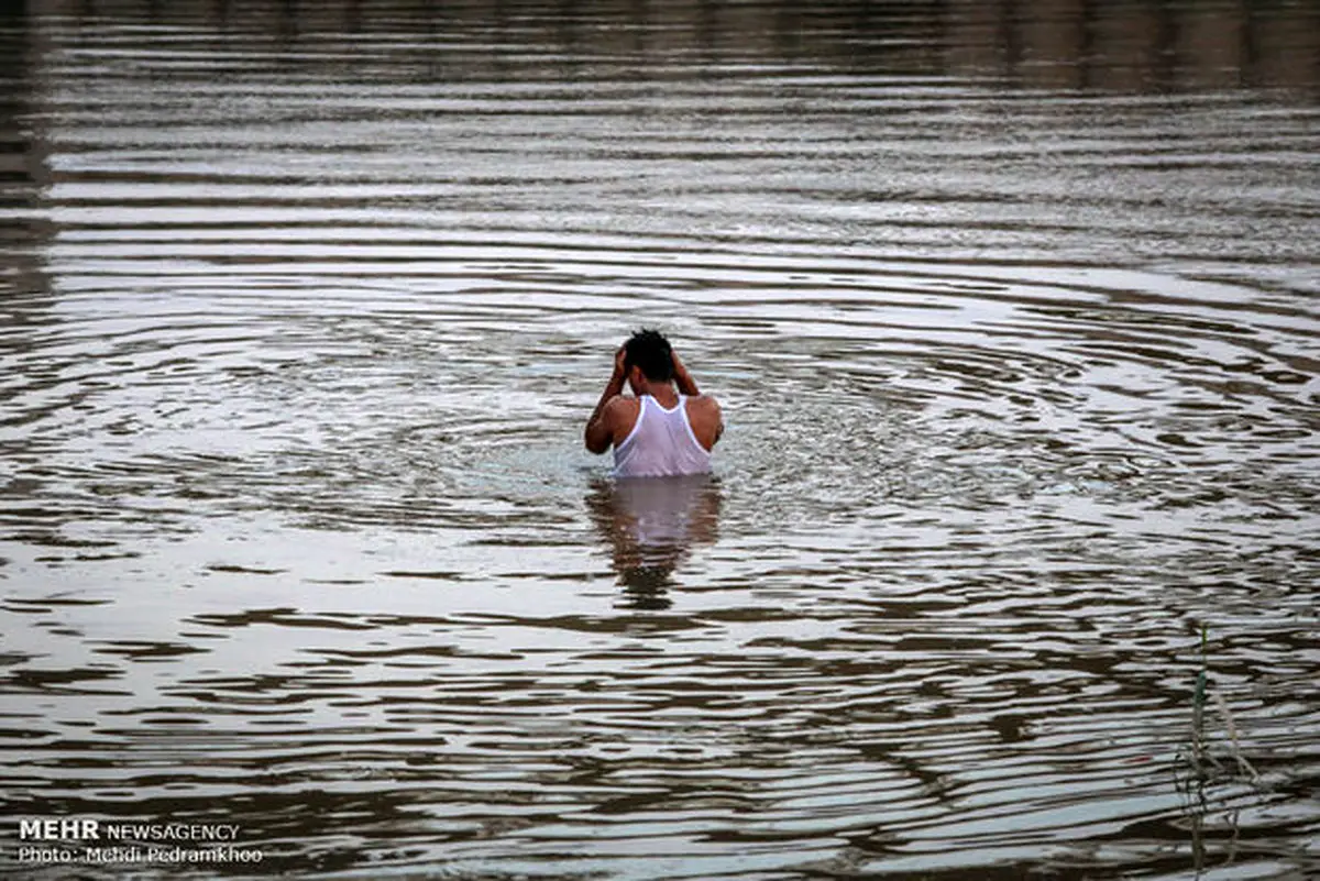 یک دستگاه پراید به درون رودخانه کارون سقوط کرد