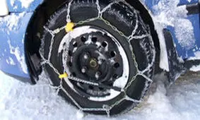 بارش برف و لغزندگی جاده های استان زنجان /تردد در محور زنجان -طارم فقط با زنجیر چرخ امکانپذیر است