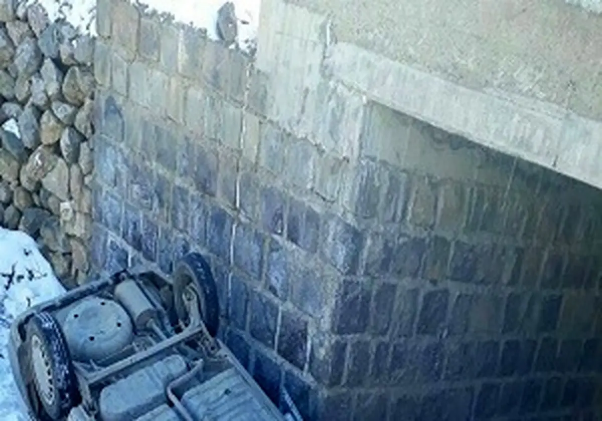 سقوط خودروی حامل دانش آموزان از پل روستاى فيروزيان