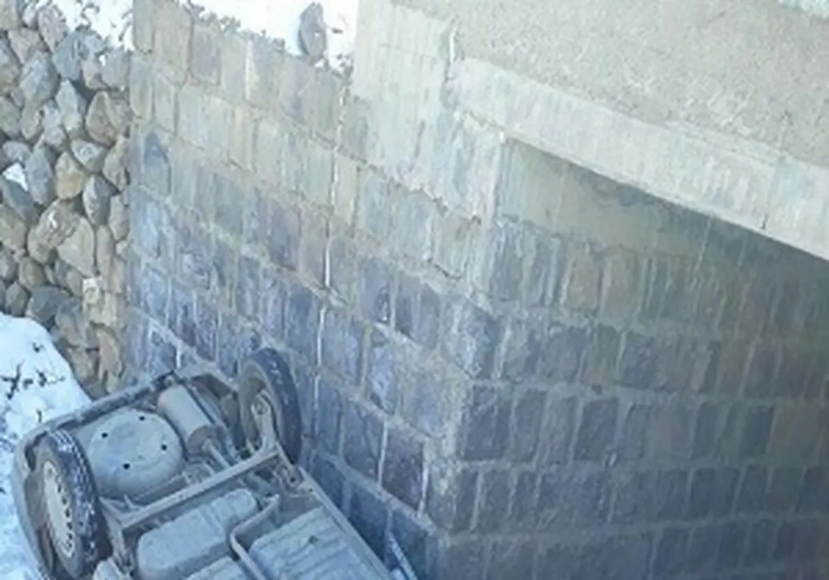 سقوط خودروی حامل دانش آموزان از پل روستاى فيروزيان