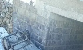 سقوط خودروی حامل دانش آموزان از پل روستاى فيروزيان