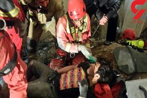 نجات مجعزه‌آسای یک کارگر پس از هفت ساعت از زیر خاک