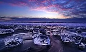 رودخانه‌ای عجیب با جواهرات یخی