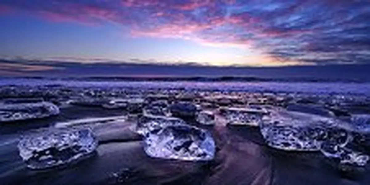 رودخانه‌ای عجیب با جواهرات یخی