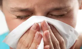 چگونه زمانی که دچار آنفلونزا شده‌ایم آب بدنمان را حفظ کنیم؟