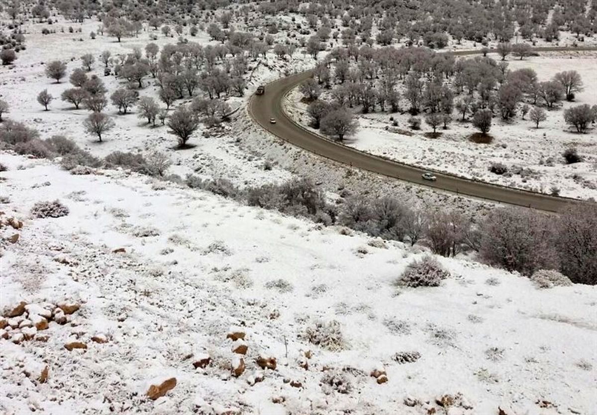 برف و یخبندان سبب تاخیر در بازگشایی مدارس سپیدان شد