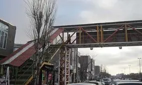 نجات ۲ گرفتار در آسانسور پل عابر پیاده توسط آتش نشانان همدان