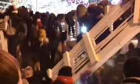 فیلم | لحظه هولناک شکستن پل در جشن سال نوی میلادی