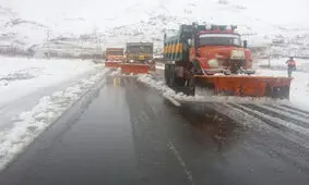 بارش برف در محورهای ۵ شهرستان لرستان