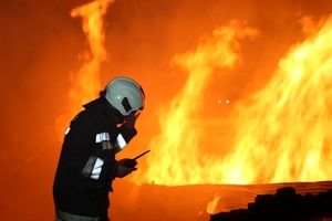 آتش سوزی مهیب در مخازن قیر در غرب بندرعباس/ ویدئو