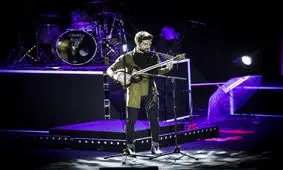 حمید هیراد در کنسرت جدیدش تار و دف نواخت