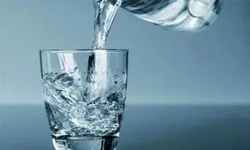 مضرات نوشیدن آب یخ چیست؟