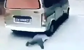 جان سالم کودک در زیر چرخ های خودرو +فیلم