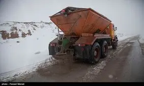 اکیپ‌های راهداری آذربایجان غربی در حال نمک‌پاشی و برف‌روبی هستند