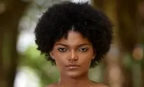 آتش گرفتن موهای ملکه زیبایی آفریقا در حین مراسم!! عکس