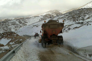 اتمام عملیات برفروبی محورهای اصلی/پاکسازی جاده روستاها ادامه دارد