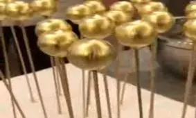 آبنبات چوبی با روکش طلا!