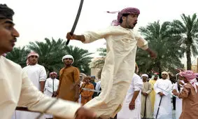 رسوم عجیب اماراتی‌ها در جشن عروسی/ از چاق‌سلامتیِ بینی‌ها تا رقص با تسلیحات جنگی + فیلم