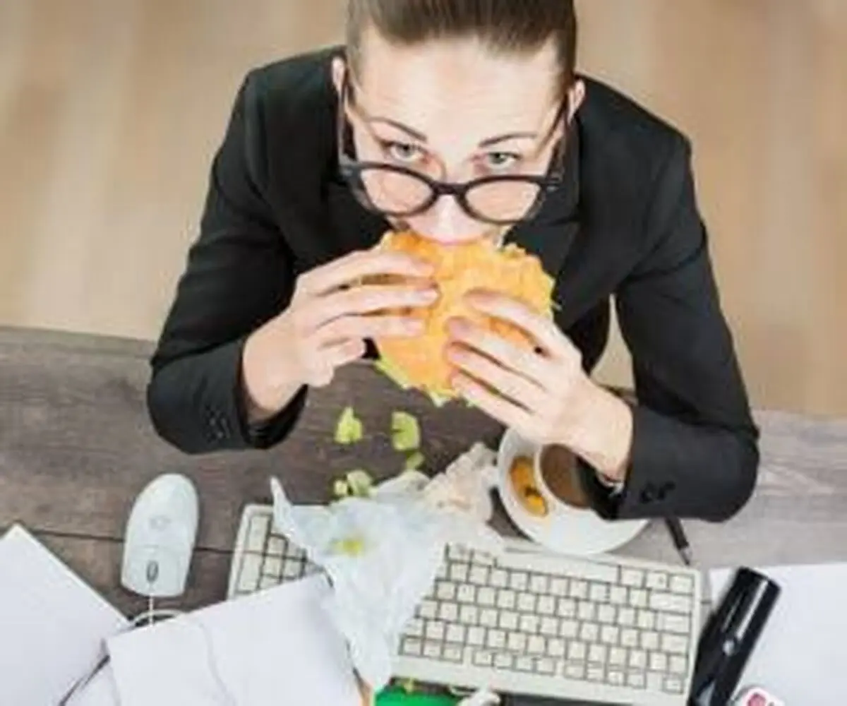 به 5 دلیل محل کارتان باعث چاقی شما میشود