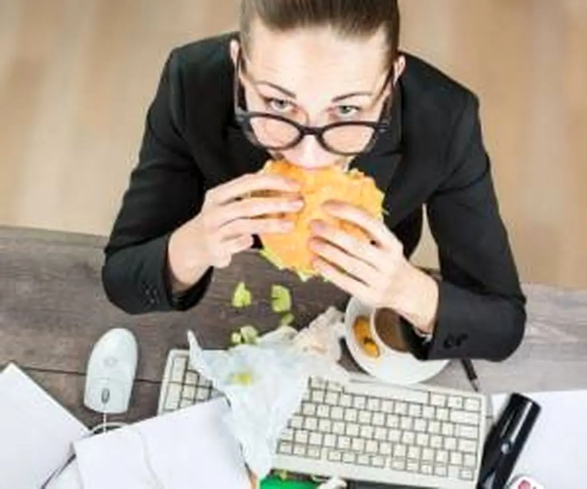 به 5 دلیل محل کارتان باعث چاقی شما میشود